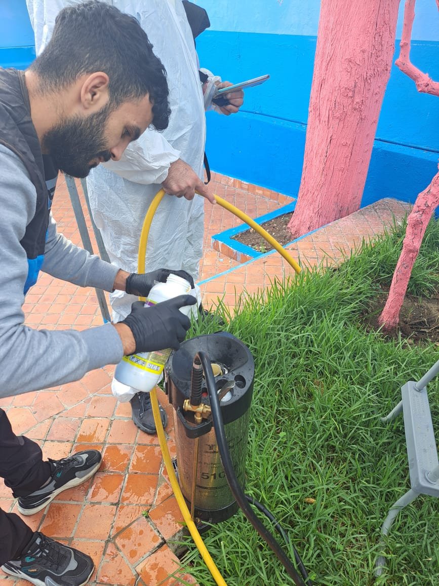 Technicien SDS NORD MAROC en gants versant le produit dans un pulvérisateur avant un traitement à Tanger