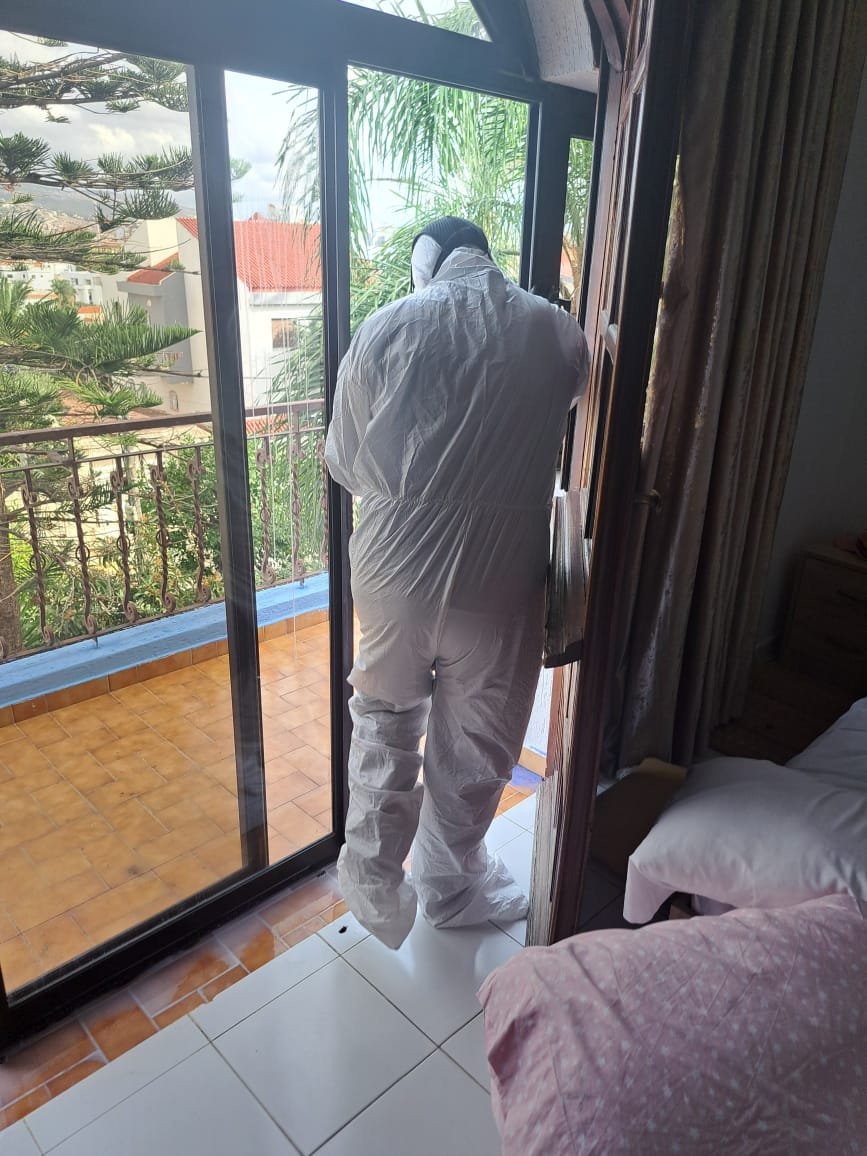 Technicien SDS NORD MAROC en combinaison qui traite l'accès entre la terrasse et la chambre d'une maison à Tanger